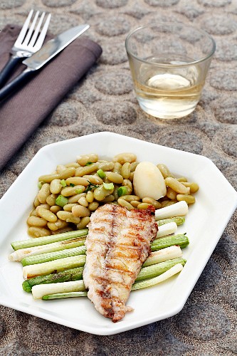 Grilled mackerel with young garlic and beans