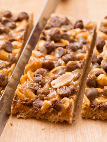 Peanut and toffee bars with chocolate chips