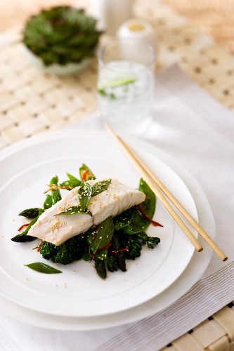 Steamed fish fillet with leafy vegetables, garlic and ginger (Asia)