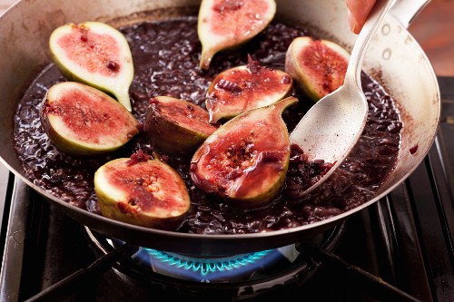 Cook figs in red wine sauce