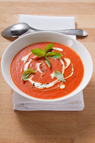 Tomatencremesuppe mit Creme fraiche und Basilikum garniert