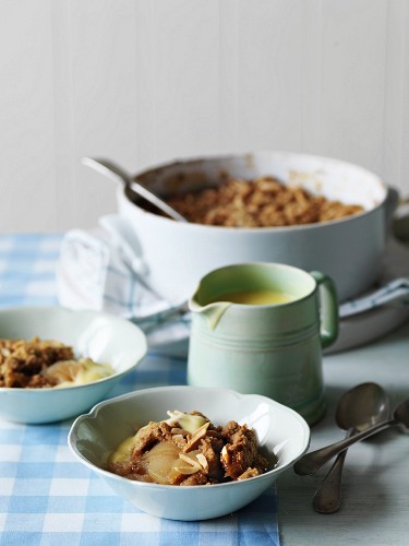 Klassischer Apfel-Crumble mit Vanillesauce