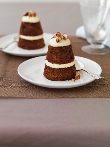 Small carrot and pineapple cakes with cream and pine nuts