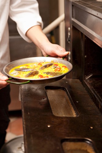 Paella in den Ofen stellen