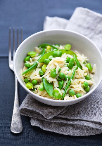 A bowl of orzo with peas and broad beans