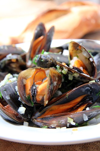 Mussels in a vegetable broth with baguette