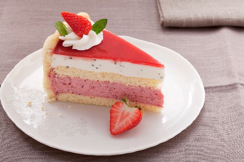 Strawberry and yoghurt layer cake with cream