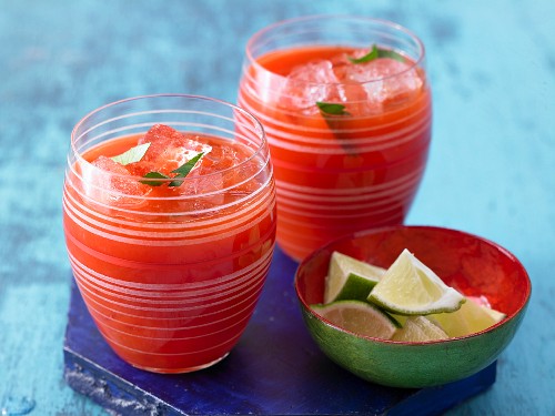 Tomaten-Paprika-Cocktail mit Petersilie