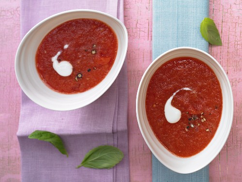 Kalte Melonen-Tomaten-Suppe mit Joghurt und Basilikum