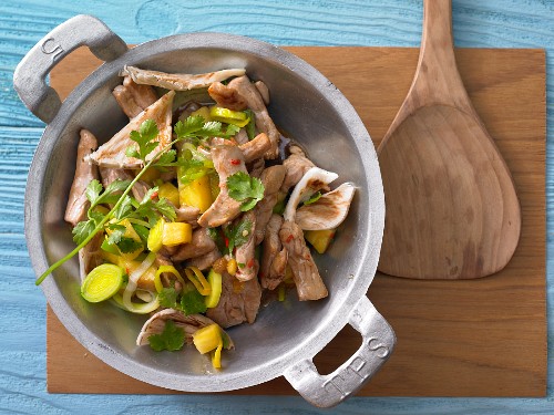 Pork strips with oyster mushrooms, pineapple and leek