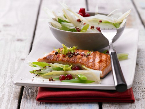 Grilled salmon with fennel and currants