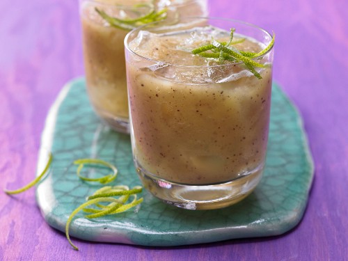 Pear and kiwi smoothies with lime