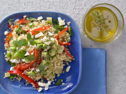 Bulgur-Avocado-Salat mit Minze und Schafskäse