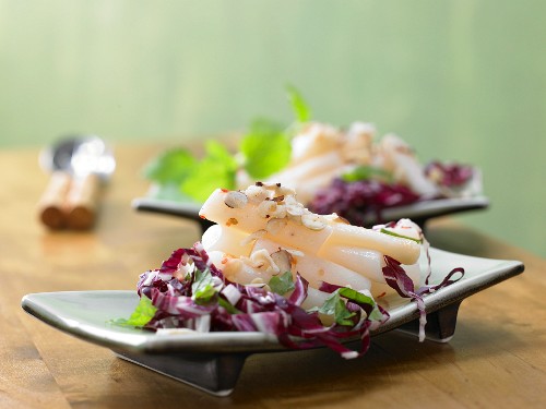 Scharfe Schwarzwurzeln mit Radicchio-Salat und Haselnüssen