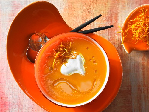 Möhren-Ingwer-Suppe mit Orangenöl