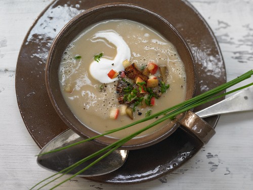 Kastanien-Kartoffelsuppe mit Äpfeln und Schnittlauch