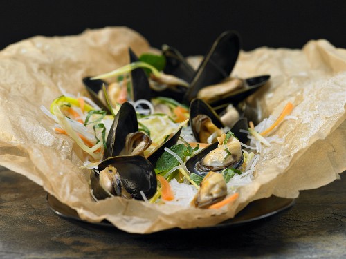 Mussels baked in paper