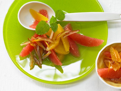 Orangen-Grapefruit-Salat mit Dattelstreifen