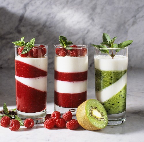 Fruchtige Sommerdrinks mit Himbeer- & Kiwipüree & Joghurt