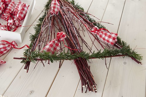 Stilisierter Tannenbaum aus Zweigen als … Bild kaufen