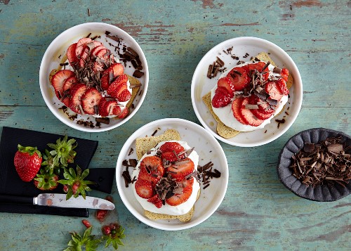 Quick and easy tiramisu with rusk, strawberries and low-fat quark