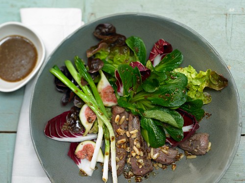 Lamb fillet with figs, spring onions, pine nuts and a salad