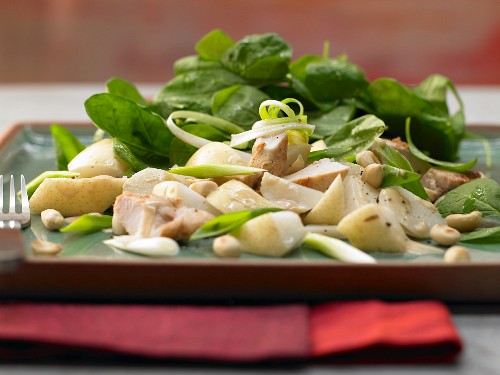 Asian spinach salad with a chicken fillet and a peanut vinaigrette