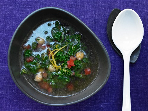 Leichte Grünkohlsuppe mit Kichererbsen und Tomate