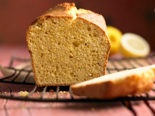 Polenta sponge cake with lemon