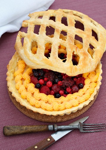 Tarte mit Waldbeeren und Blätterteiggitter