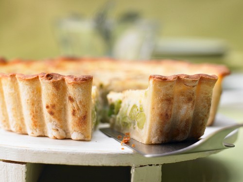 Spicy quiche with peas, thick beans, pine nuts and mint
