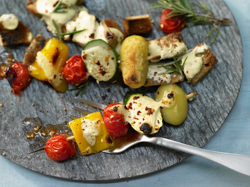 Oven-baked vegetable kebabs with yoghurt