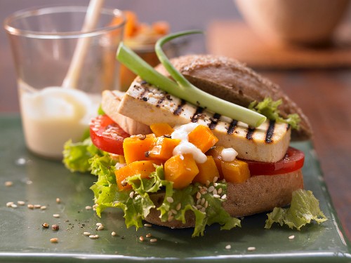 Tofu burgers with ginger and spicy pumpkin soup