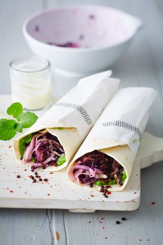 Vegane Wraps mit Linsen, Erbsenpüree und Coleslaw (sojafrei)