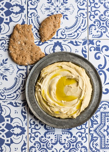 Hummus mit Olivenöl und Fladenbrot