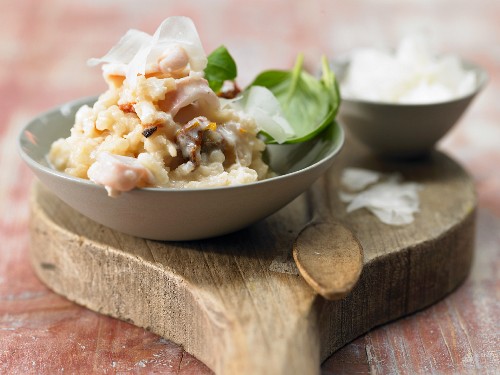 Risotto mit Calamari, getrockneten Tomaten und Basilikum