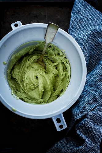 Matcha-Minz-Eis mit Chocolate Chips zubereiten