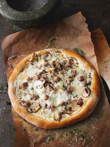 Pizza Bianca with salsiccia and fresh mushrooms