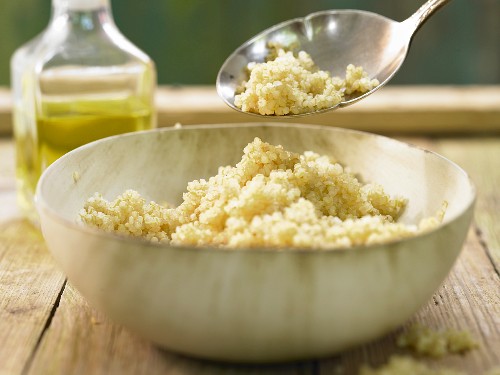 Quinoa in Schälchen und auf Löffel