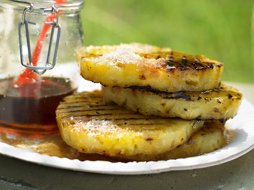 Grilled pineapple with pimento, coconut and maple syrup