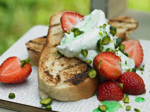 Yeast bread bruschetta with mint quark, strawberries and pistachios