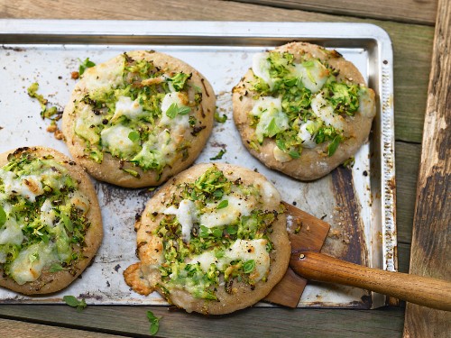 Zucchini-Pizza mit Mozzarella und Zitrone