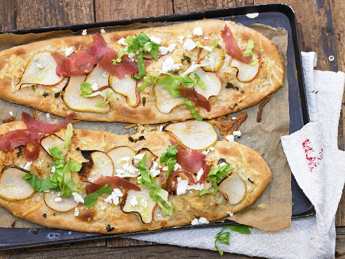 Pizza with pears, grilled meat and endive