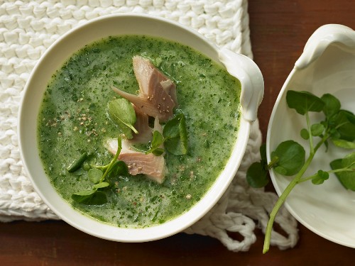 Brunnenkressesuppe mit Räucherforelle