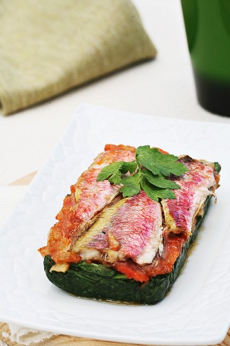 Red mullet with onions and tomatoes