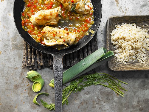 Kleine Hähnchenrouladen mit Frischkäsefüllung und Reis