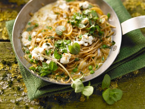 Noodle frittata with peas and sheep's cheese