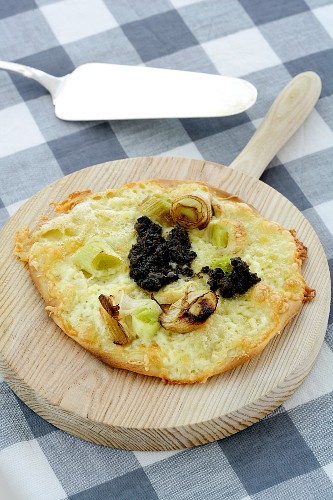Pizza with cheese, leeks, artichokes and tapenade