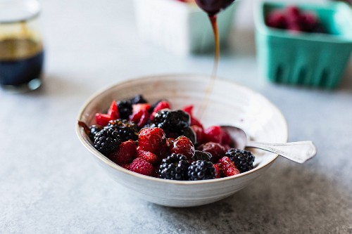 Sommerbeeren im Schälchen