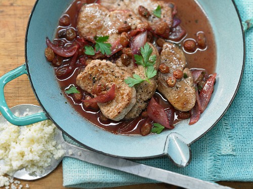 Kalbsschnitzel in Granatapfelsauce mit roten Zwiebeln und Sultaninen